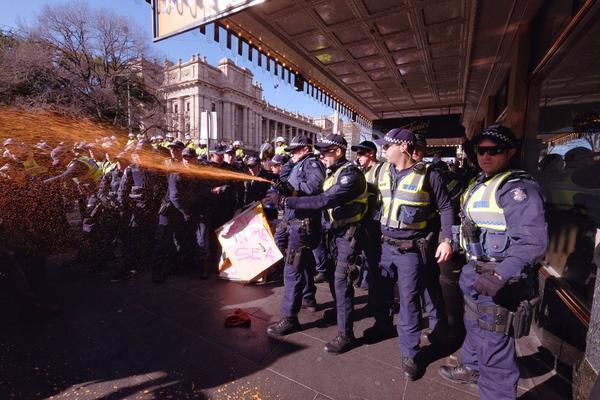 Police Use Capiscum Spray to Keep Anti-Muslim and Anti-Racism Groups Apart; Melbourne, July 2015