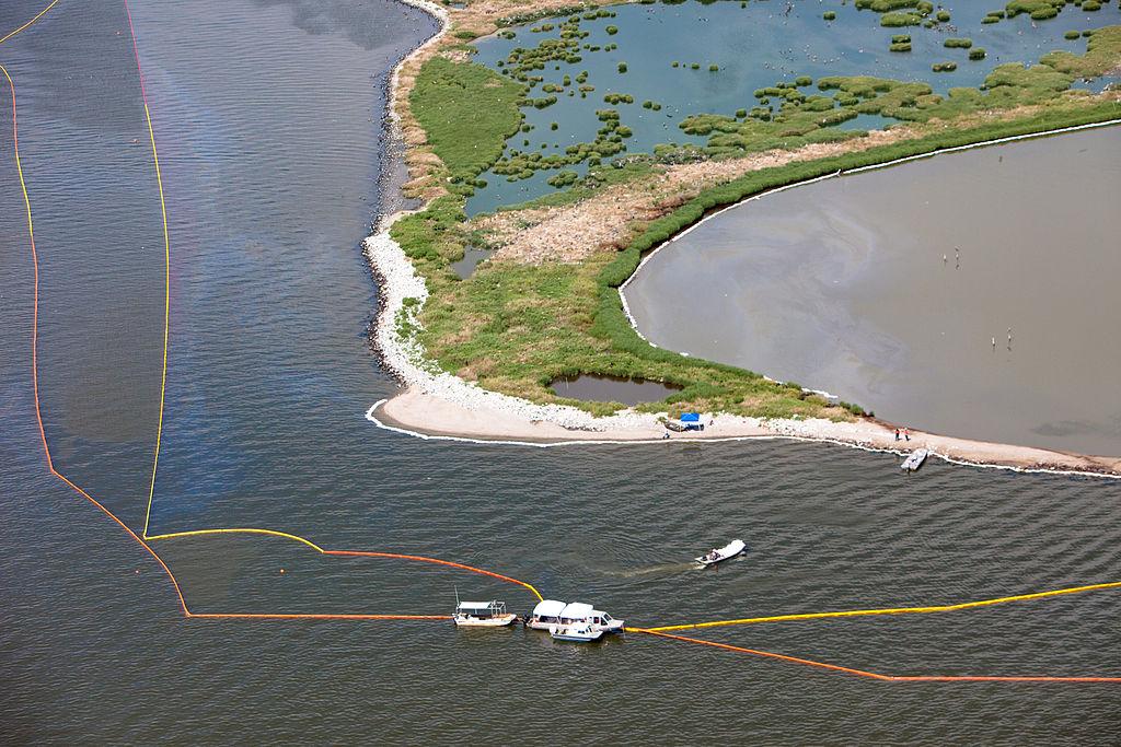 Attempt to Block Deepwater Horizon Oil From Reaching Shore