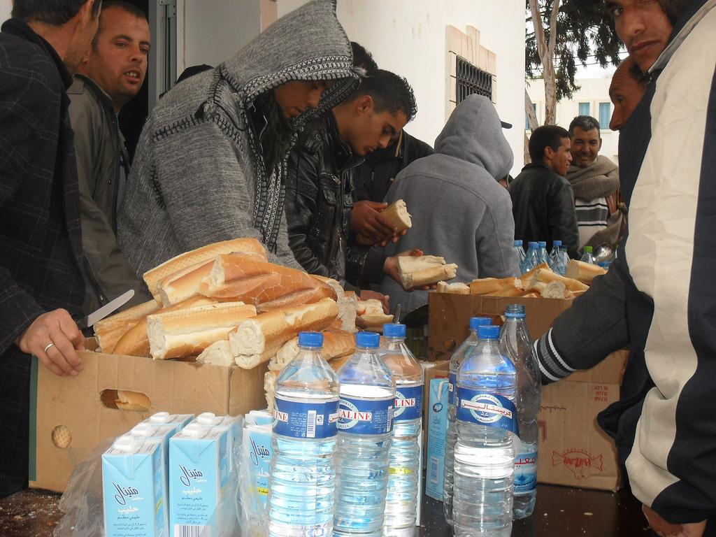 Tunisians Aid Libyan Refugees, Tunisia, April 2011