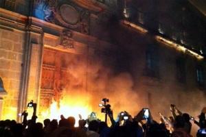 Mexico's Palacio Nacional Attacked by Protesters, November 2014