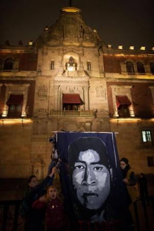 Mexico's Palacio Nacional Attacked by Protesters, November 2014